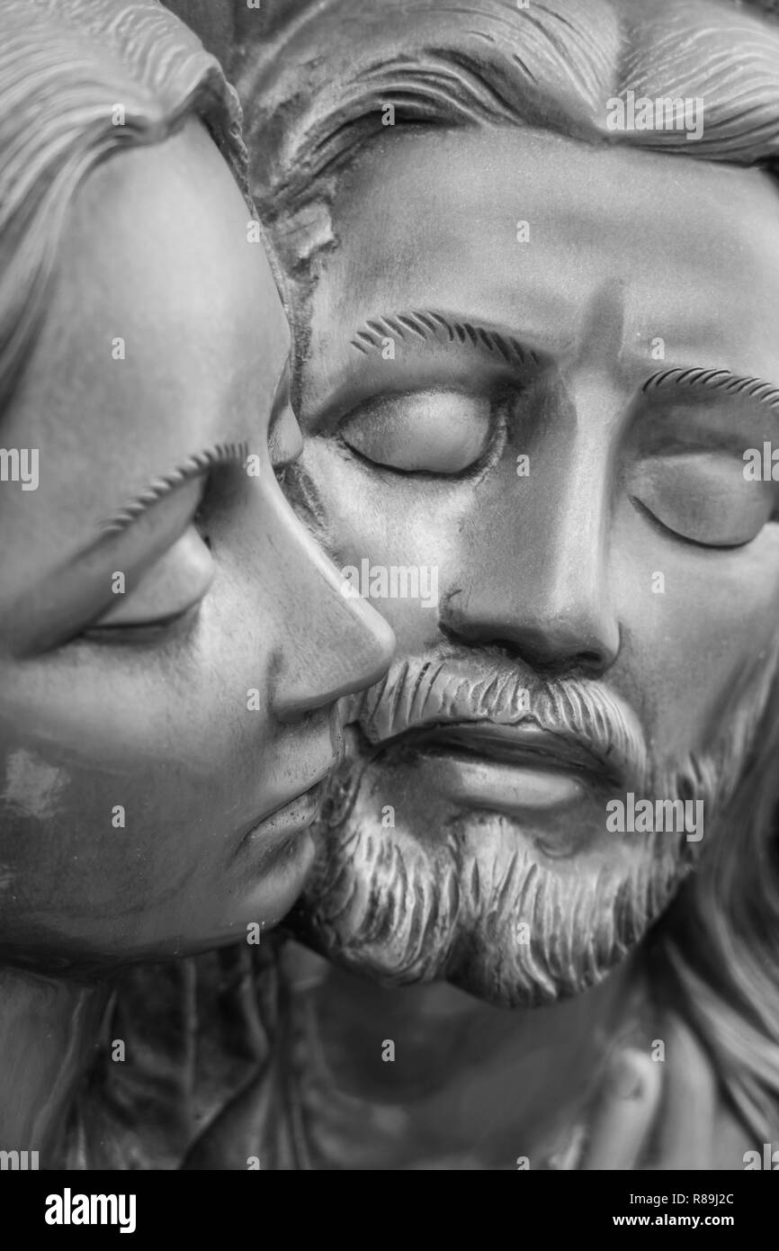 Bas-relief en bronze représentant la pitié de Michel-Ange. Visages de Sainte Marie Mère de Jésus et le Christ après la crucifixion. Banque D'Images