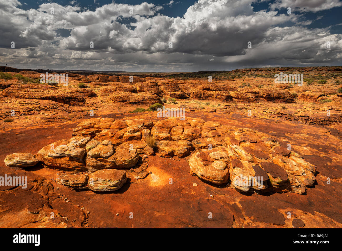 Dômes spectaculaires le long de la rive de Watarrka National Park. Banque D'Images