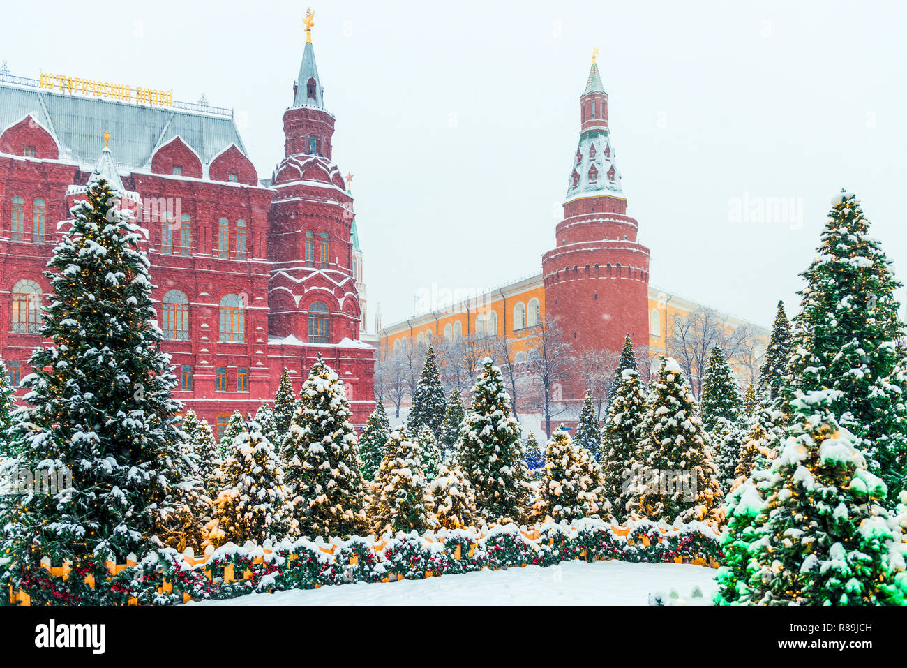 Vue de la Place Rouge et le Musée historique de Moscou en hiver, Russie Banque D'Images