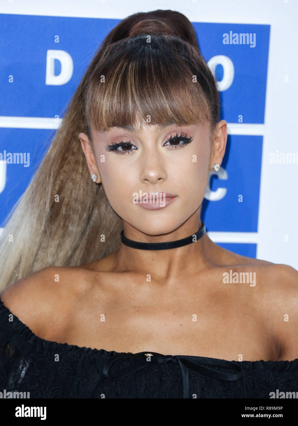 (Dossier) Ariana Grande et Pete Davidson fin de l'engagement. La romance entre 'weetener' singer Ariana Grande et 'NL' interprète Pete Davidson a tourné à l'aigre. Le couple, dont le whirlwind romance-devenu-engagement powered potins de la machine par l'intermédiaire de l'été, s'est fractionné, une source proche de la chanteuse raconte CNN. Davidson a confirmé leur engagement en juin. Ils avaient été datant de quelques semaines à l'époque. MANHATTAN, NEW YORK, NY, USA - Le 28 août : la chanteuse Ariana Grande portant un costume Alexander Wang arrive à la 2016 MTV Video Music Awards à tenue au Madison Square Garden le 2 août Banque D'Images
