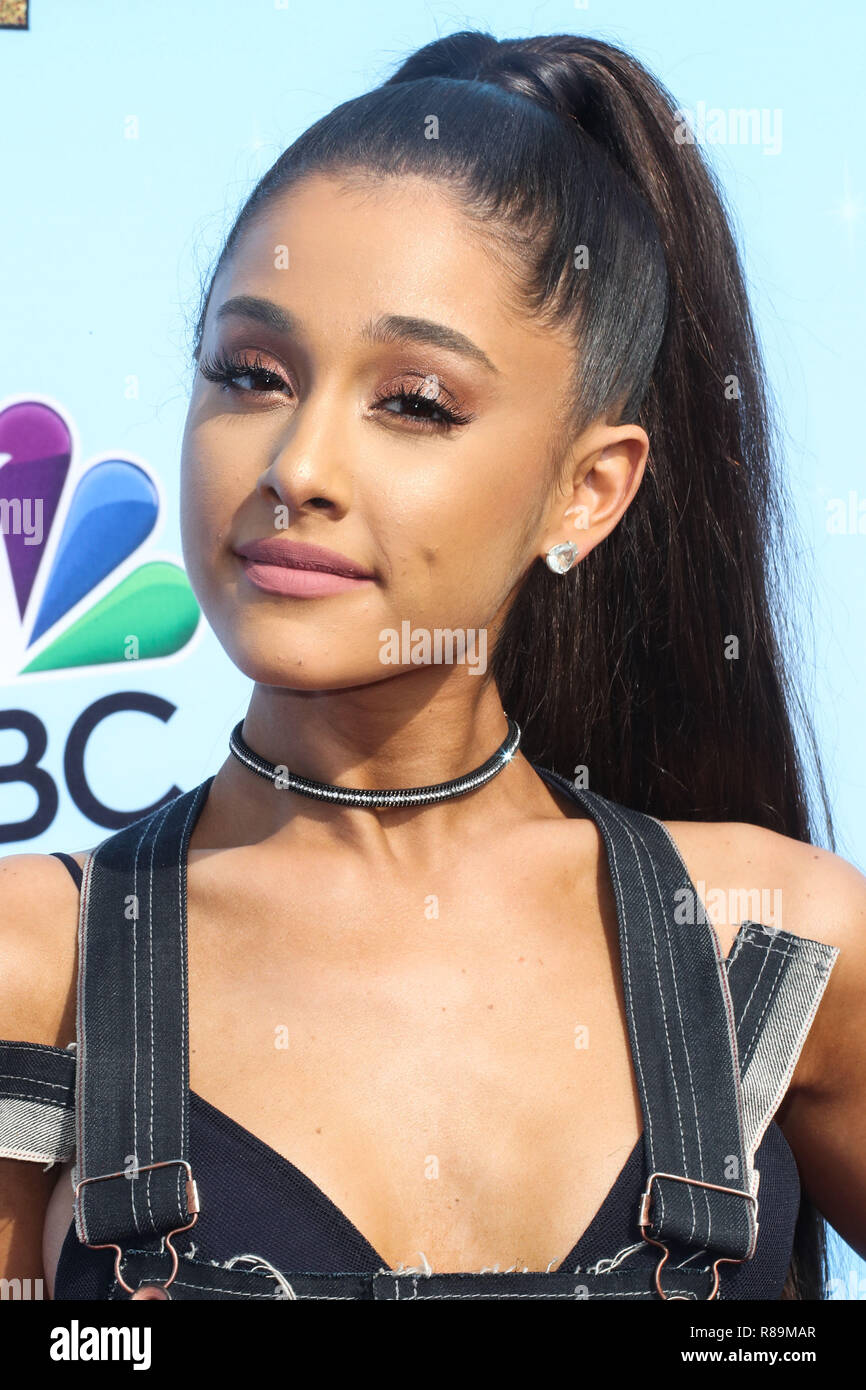 (Dossier) Ariana Grande et Pete Davidson fin de l'engagement. La romance entre 'weetener' singer Ariana Grande et 'NL' interprète Pete Davidson a tourné à l'aigre. Le couple, dont le whirlwind romance-devenu-engagement powered potins de la machine par l'intermédiaire de l'été, s'est fractionné, une source proche de la chanteuse raconte CNN. Davidson a confirmé leur engagement en juin. Ils avaient été datant de quelques semaines à l'époque. UNIVERSAL CITY, LOS ANGELES, CA, USA - Le 16 novembre : L'actrice/chanteuse Ariana Grande portant des bretelles, une Hannah Jinkins Vanessa Mooney, collier et boucles d'Irit Design Richard Braqo arri chaussures Banque D'Images