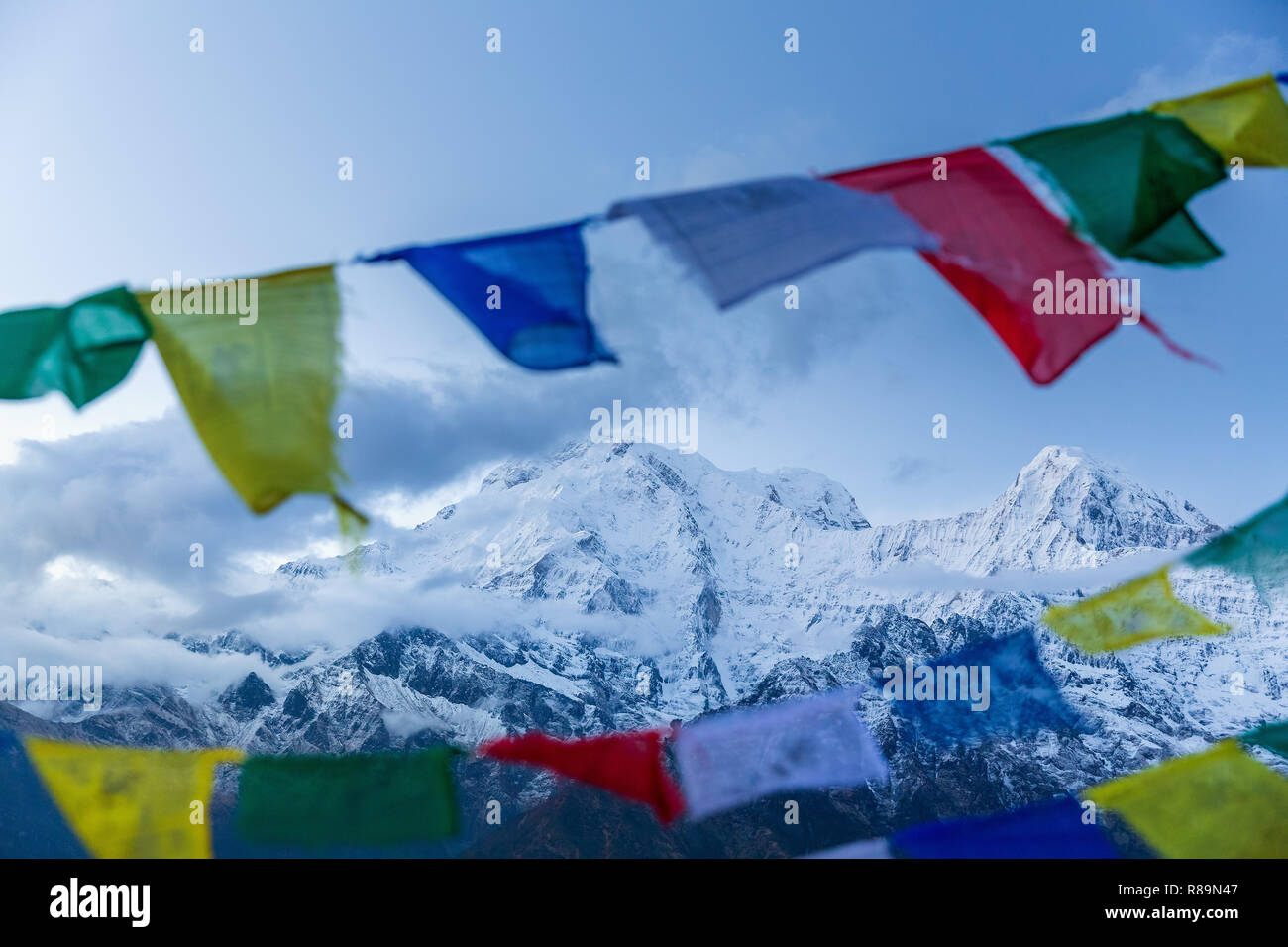 Majestueux sommets de montagnes couvertes de neige et les drapeaux de prières à l'ANNAPURNA HIMAL, Népal, Himalaya, Asie Banque D'Images