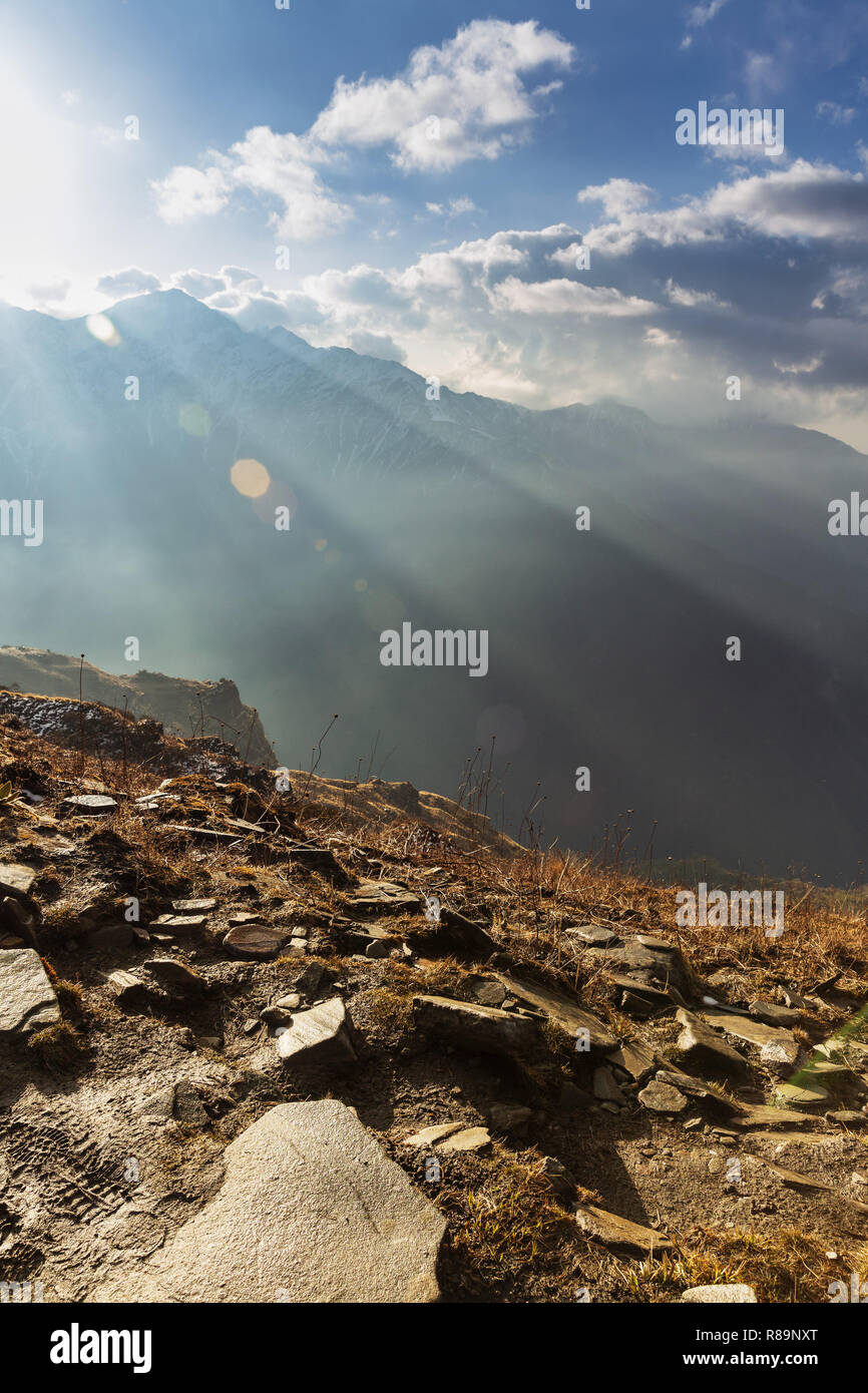 Les rayons de lumière sur rocky mountain trail dans ANNAPURNA HIMAL, Népal, Himalaya, Asie Banque D'Images