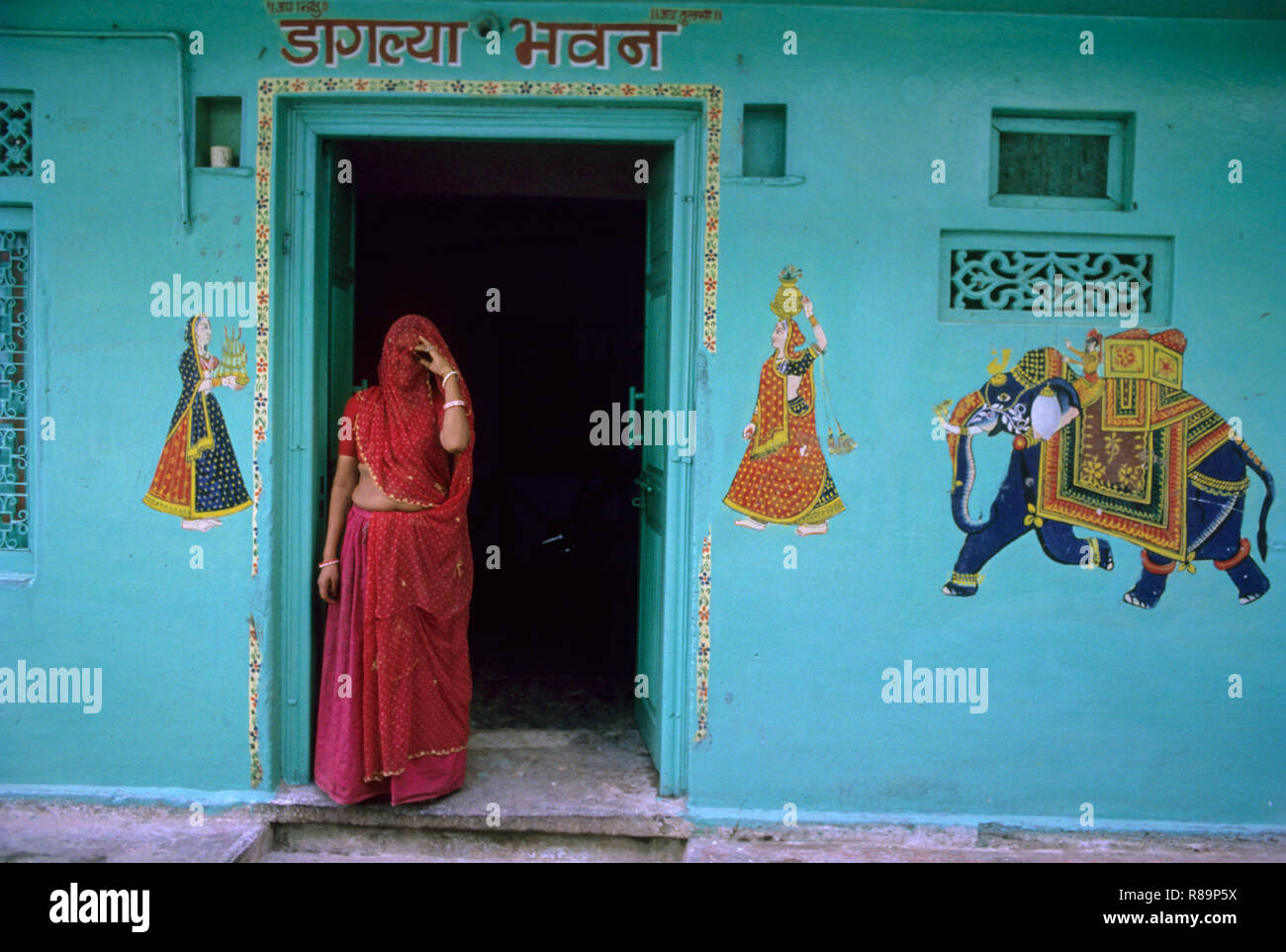 Maison de village peint porte, Rajasthan, Inde Banque D'Images