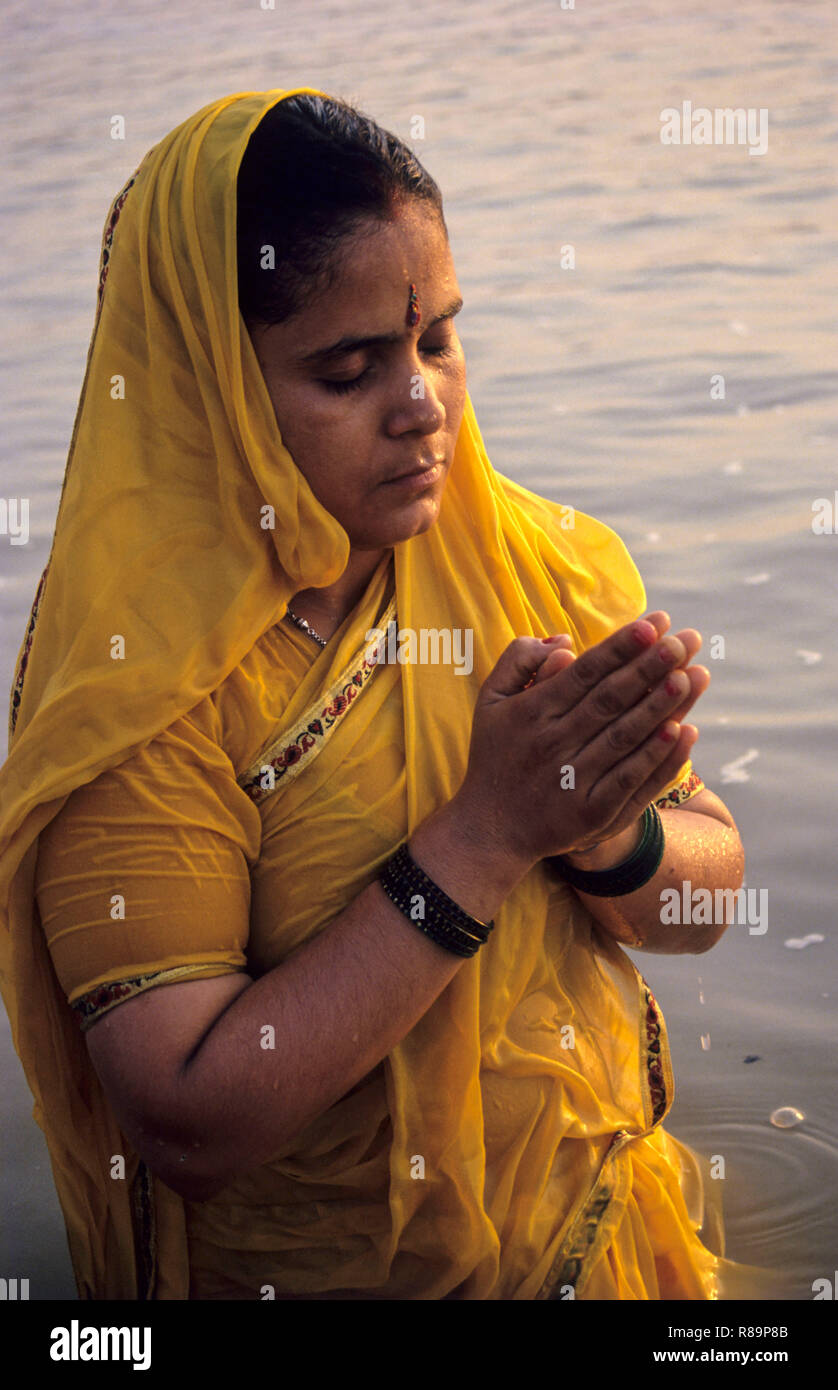 Les femmes prenant un bain sacré, Triveni Sangam, Allahabad, Inde Banque D'Images