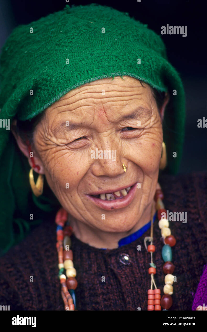 Vieille Femme, visages de la région du Kumaon, Himalaya, Inde Banque D'Images