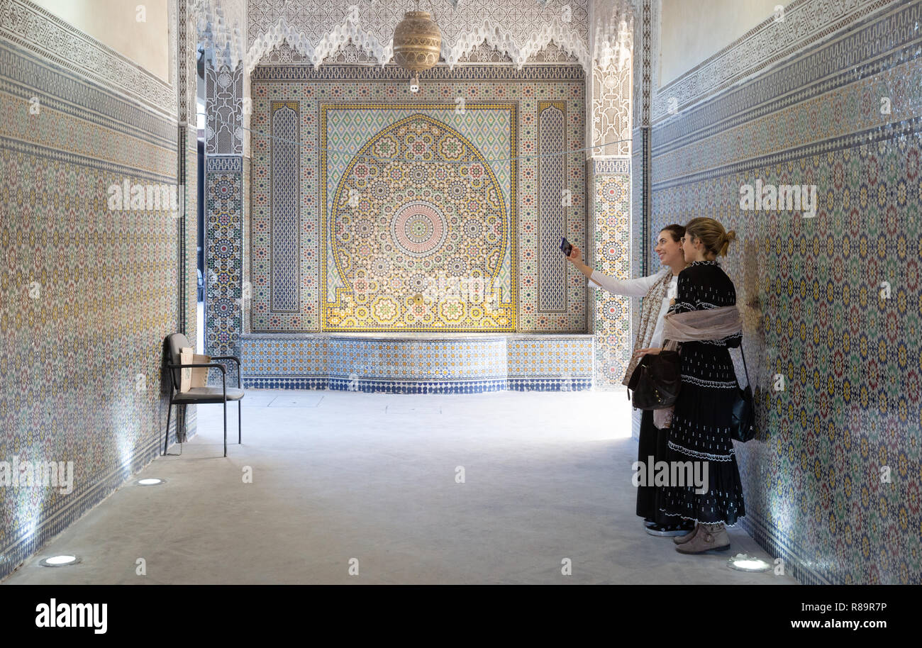 Marrakech - deux femmes touristes prenant une photo selfies ; les tombeaux saadiens, Marrakech, Maroc Afrique du Nord Banque D'Images
