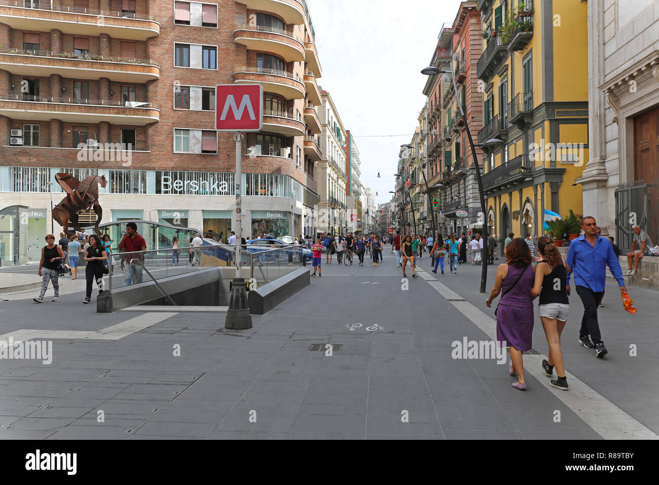 NAPLES, ITALIE - Le 25 juin : la Via Toledo à Naples le 25 juin 2014. La rue commerçante Via Toledo Toledo et à la station de métro du centre historique de Naples, je Banque D'Images