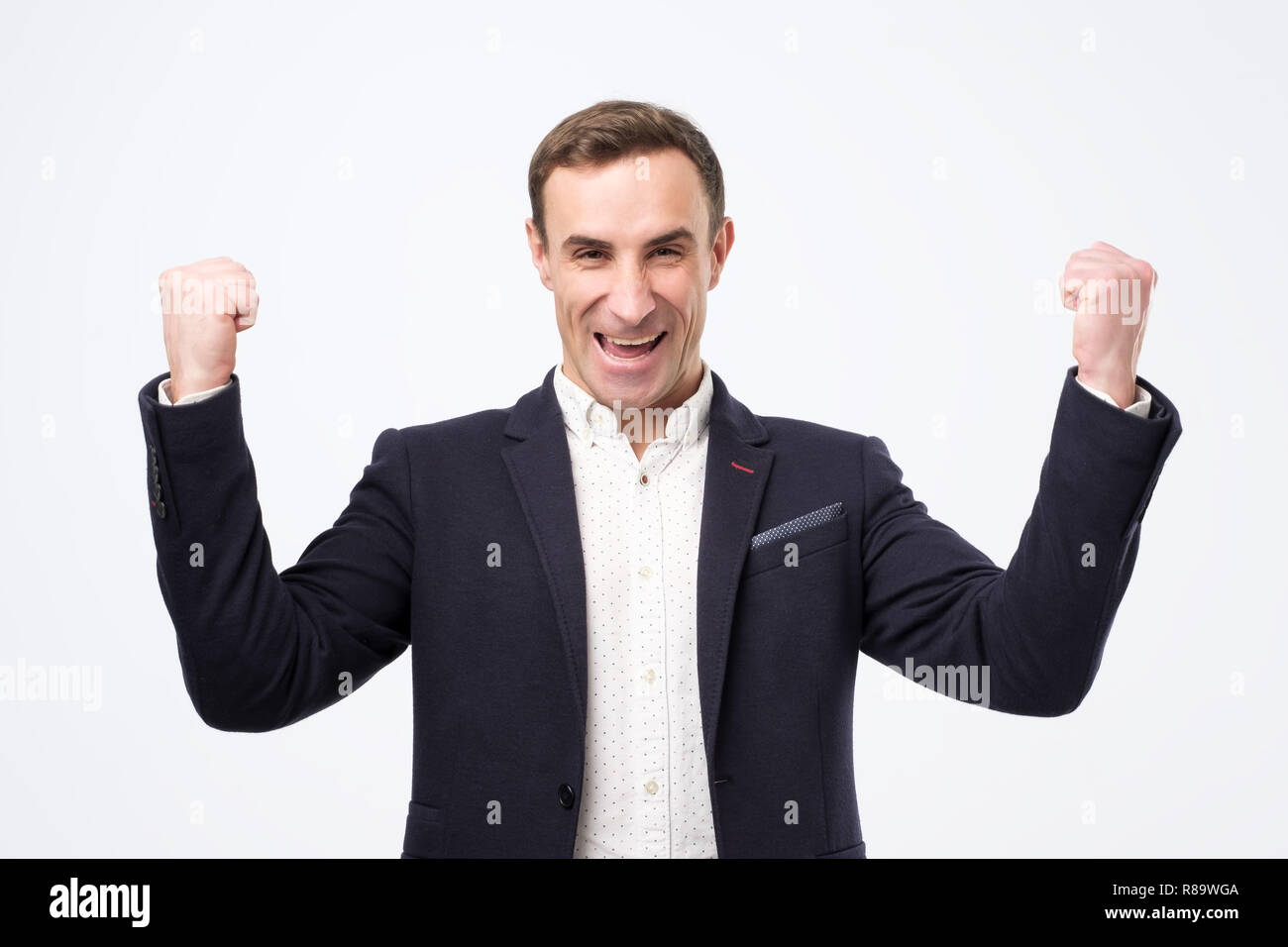 Heureux et heureux jeune homme italien est tout sourire et showi Banque D'Images