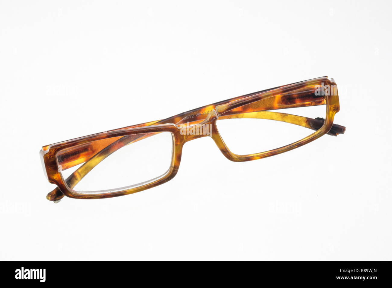 Une vieille paire de lunettes d'écaille cassée Banque D'Images