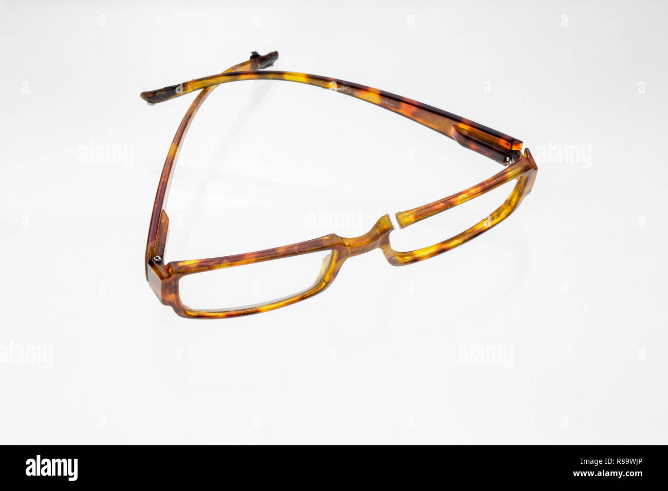 Une vieille paire de lunettes d'écaille cassée Photo Stock - Alamy