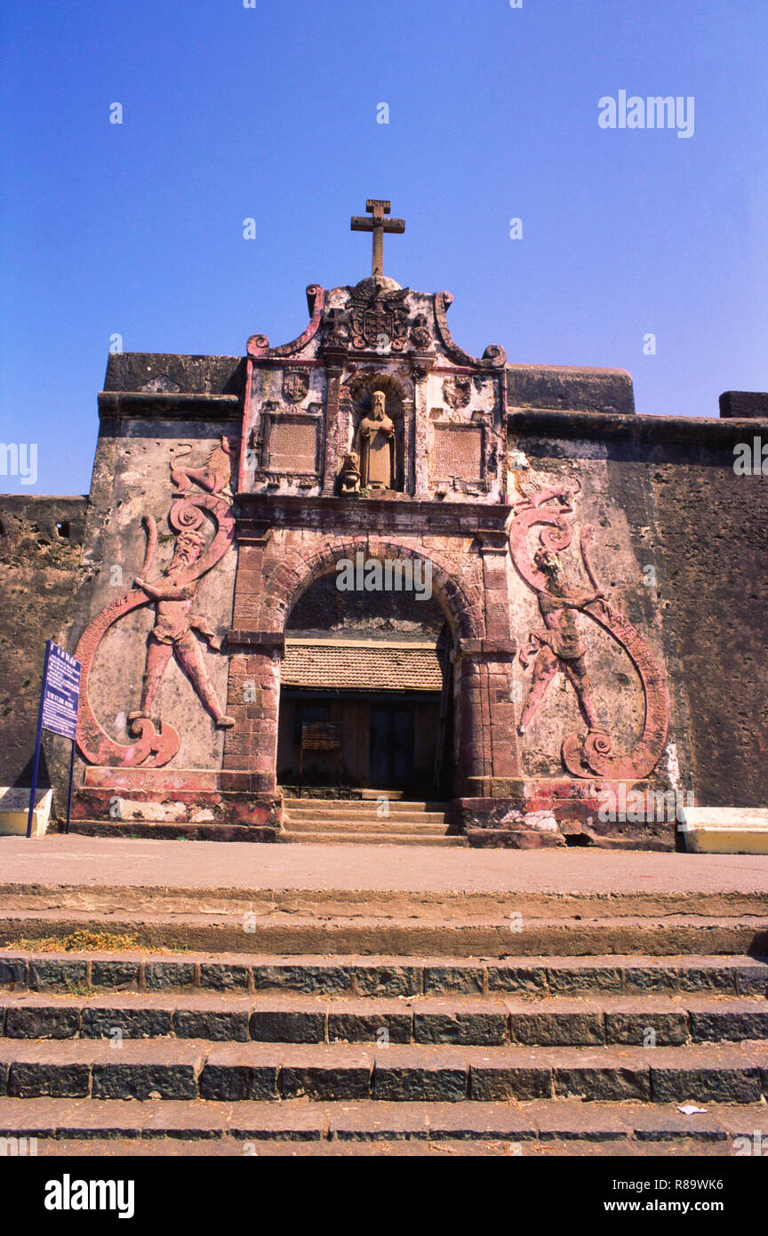 Sa façade est décorée de Fort, Nani, Daman, Inde Banque D'Images