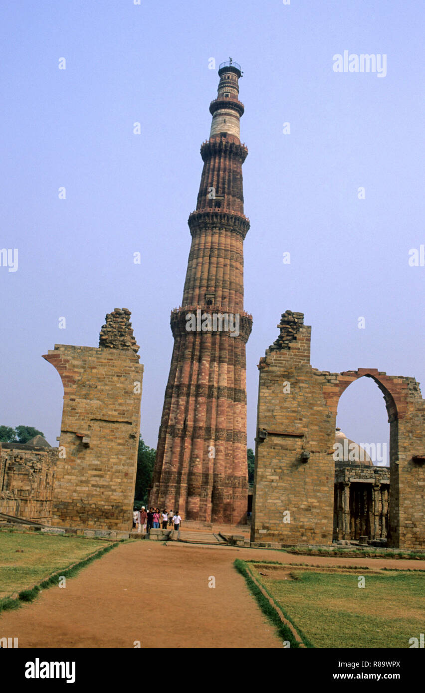 Qutb Minar par arch (kaman), Delhi, Inde Banque D'Images