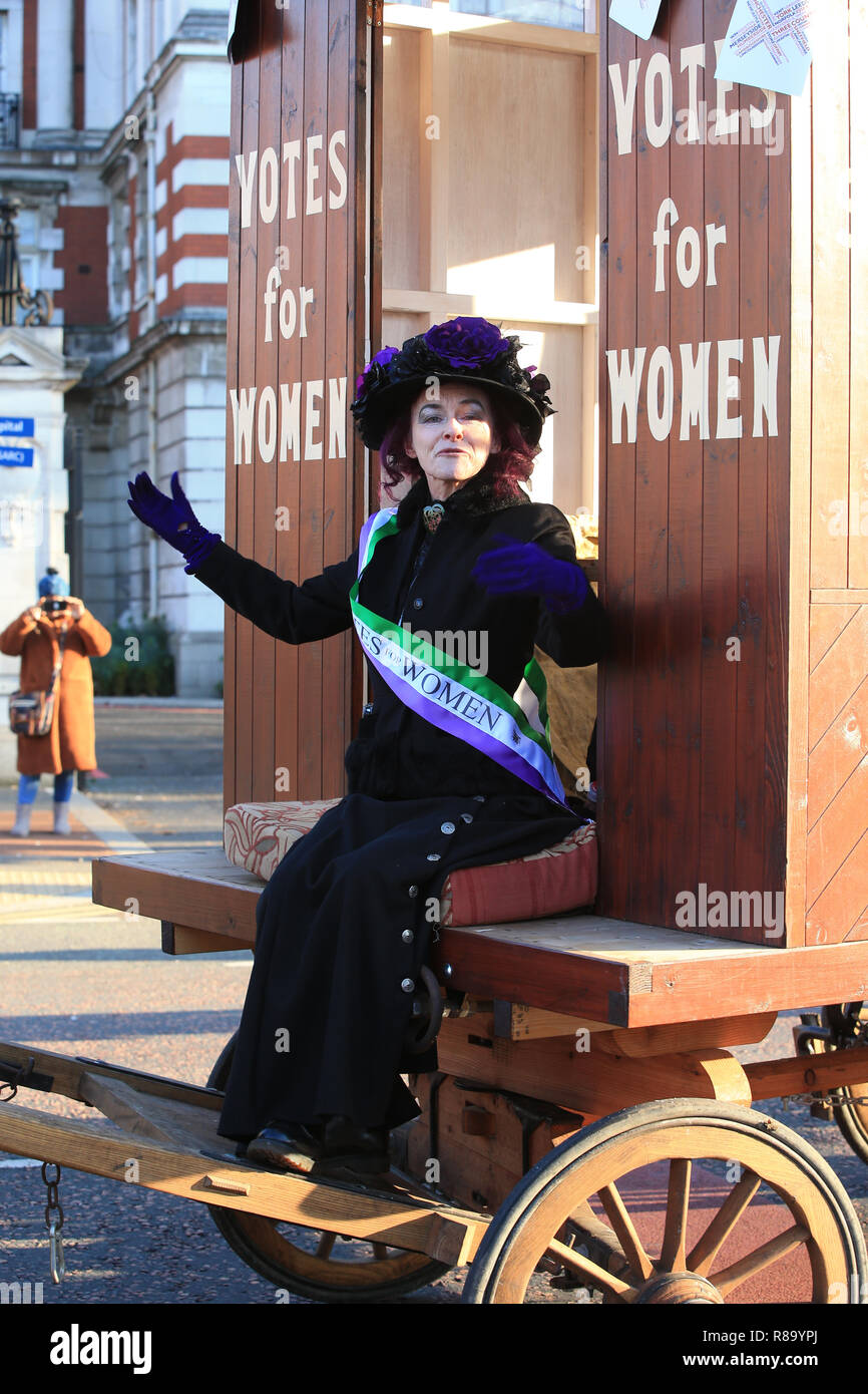 Rosie Garland, vêtu de l'uniforme d'une suffragette, avant le dévoilement de la statue de Emmeline Pankhurst à St Peter's Square à Manchester 100 ans exactement après les femmes au Royaume-Uni d'abord voté à une élection générale. Banque D'Images