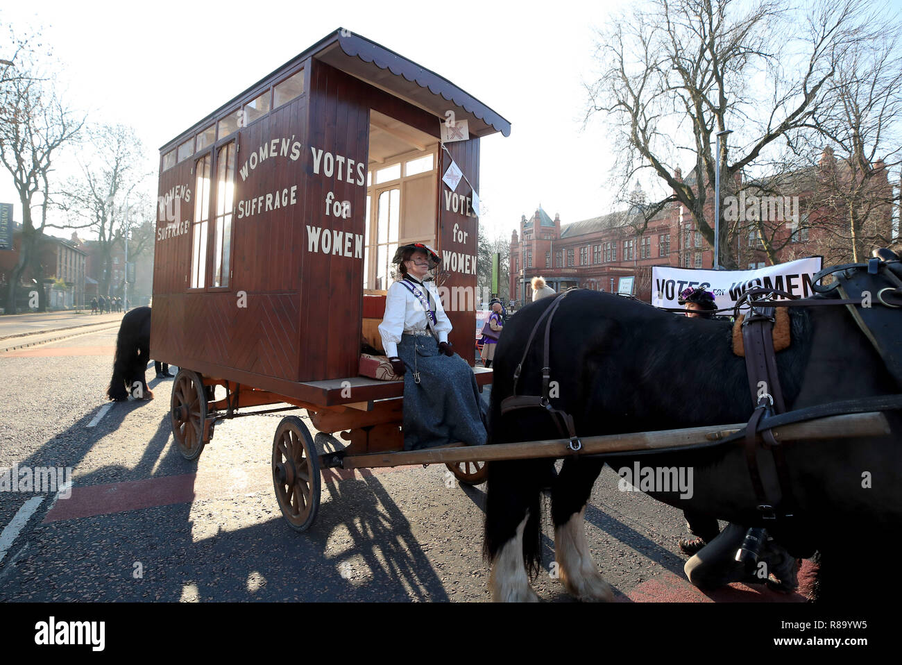 Jennie Garside, vêtus de l'uniforme d'une suffragette, avant le dévoilement de la statue de Emmeline Pankhurst à St Peter's Square à Manchester 100 ans exactement après les femmes au Royaume-Uni d'abord voté à une élection générale. Banque D'Images