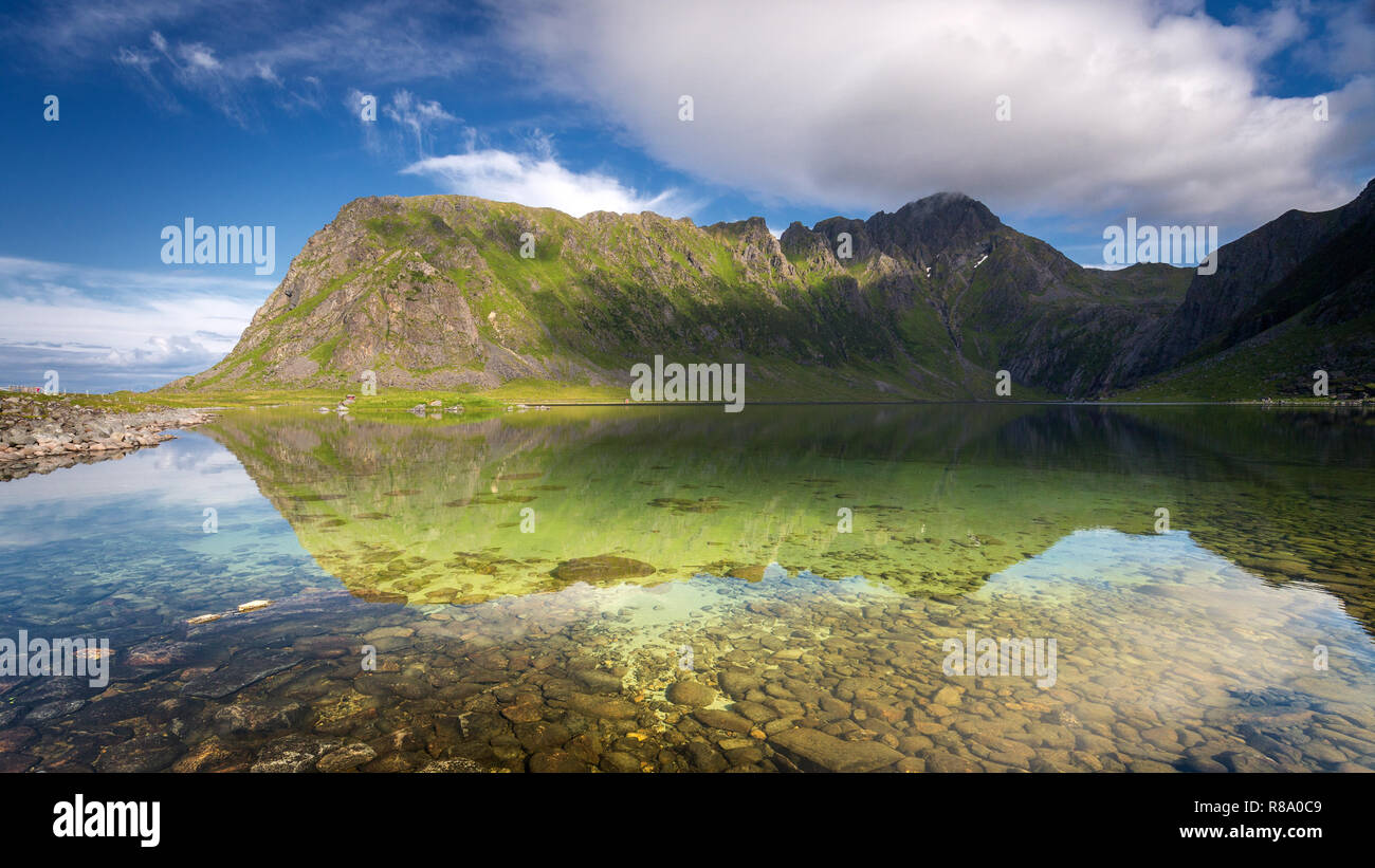 Nedre Heimredalsvatnet près de Eggum - amazing crystal lake entouré par de hautes montagnes. Vacances d'été dans les îles Lofoten, dans le nord de la Norvège. Banque D'Images