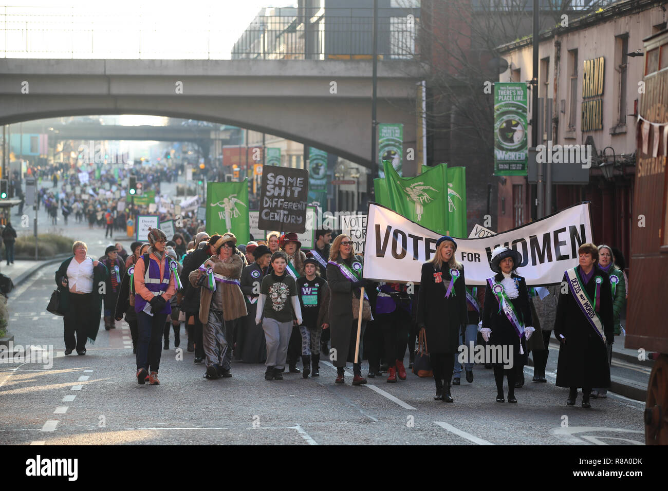 Un mars à Manchester en avance sur le dévoilement de l'Emmeline Pankhurst statue sur la Place Saint-Pierre à Manchester, 100 ans exactement après les femmes au Royaume-Uni d'abord voté à une élection générale. Banque D'Images