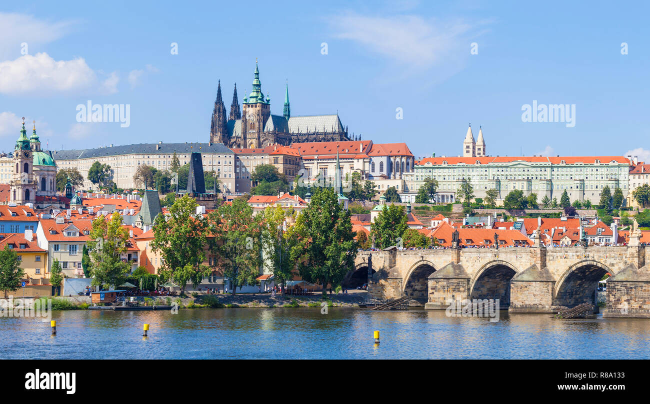 Horizon de Prague Le château de Prague avec la cathédrale Saint-Guy de Prague st édifices du Parlement le Pont Charles sur la Vltava Prague République Tchèque Europe Banque D'Images