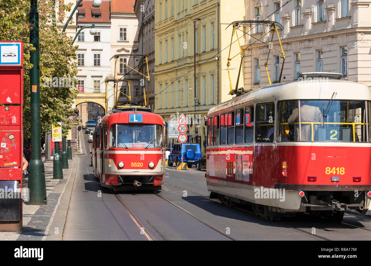 Les tramways de Prague en passant l'arrêt de tram sur Smetanovo nábřeží Staré Město Prague Old Town Prague République Tchèque Europe Banque D'Images
