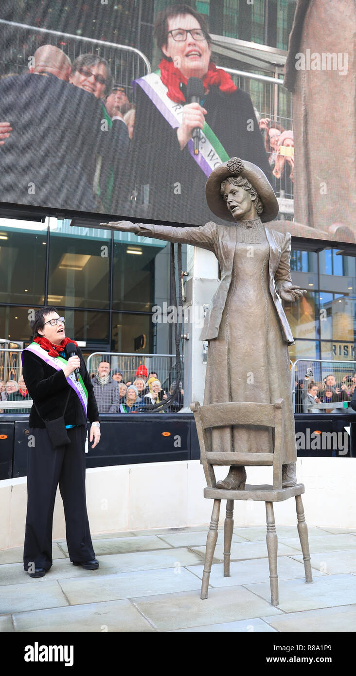 Hazel Reeves, sculpteur à l'occasion du dévoilement de son Emmeline Pankhurst statue sur la Place Saint-Pierre à Manchester, 100 ans exactement après les femmes au Royaume-Uni d'abord voté à une élection générale, à la suite d'un mars à Manchester. Banque D'Images