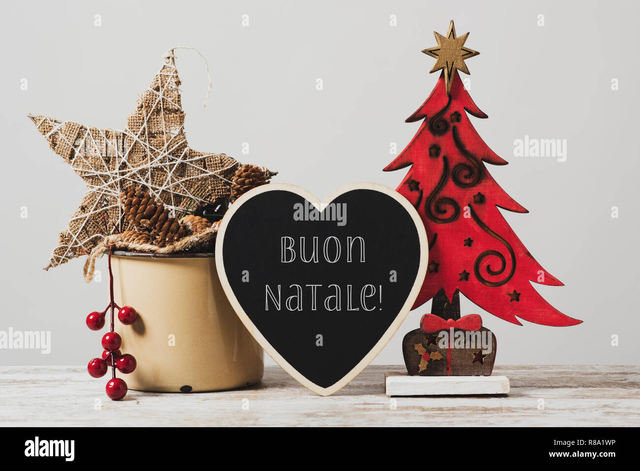 Arbre De Noel Certains Ornements Confortable Dans Un Cadre Rustique Et Un Pot De L Email En Forme De Coeur Pancarte Avec Le Texte Buon Natale Joyeux Noel Ecrit En Italien Photo Stock
