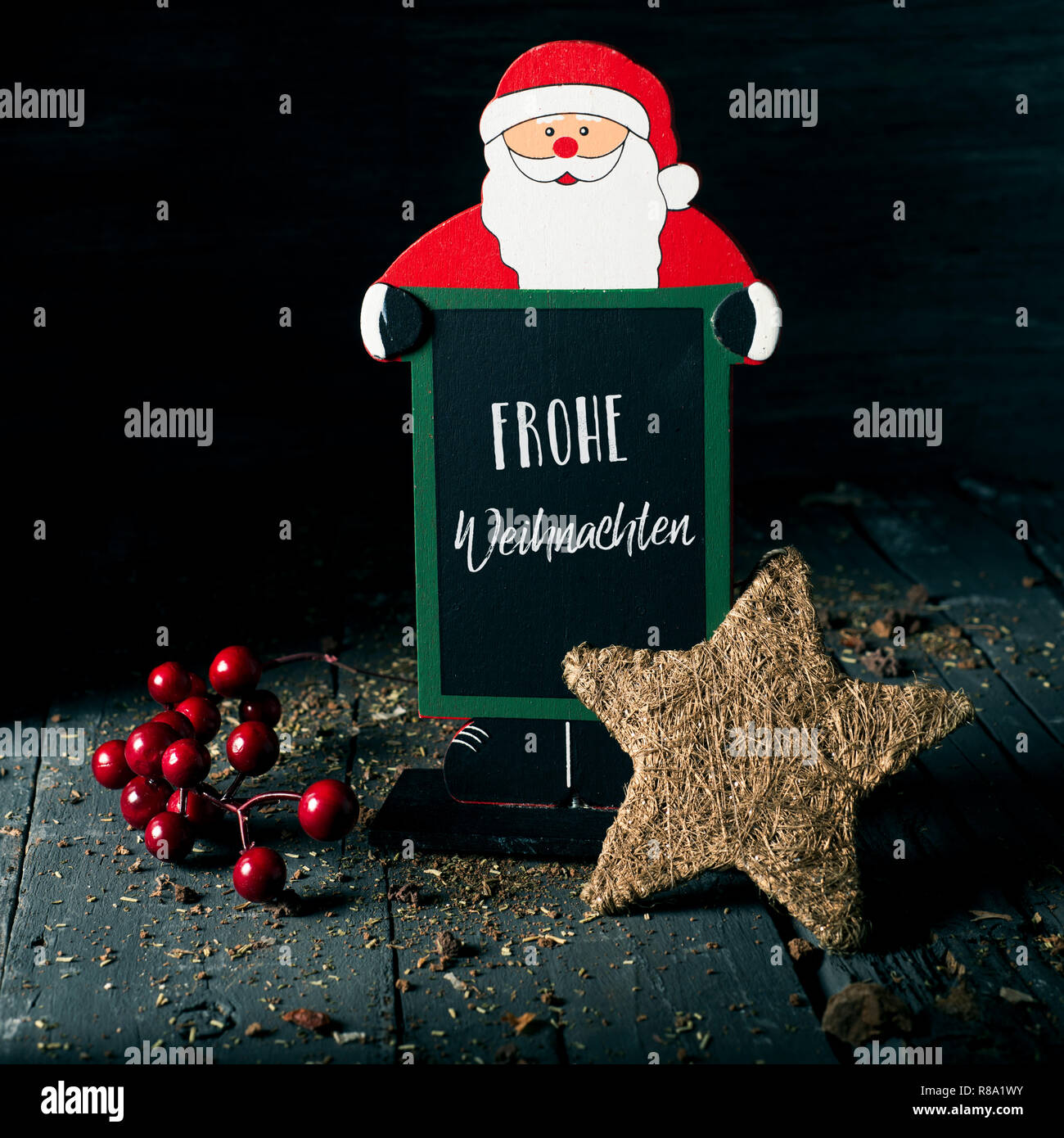 Certains Ornements De Noel Chaleureux Et Une Main Santa Avec Une Pancarte Noire Avec Le Texte Frohe Weihnachten Joyeux Noel Ecrit En Allemand Il Sur Photo Stock Alamy