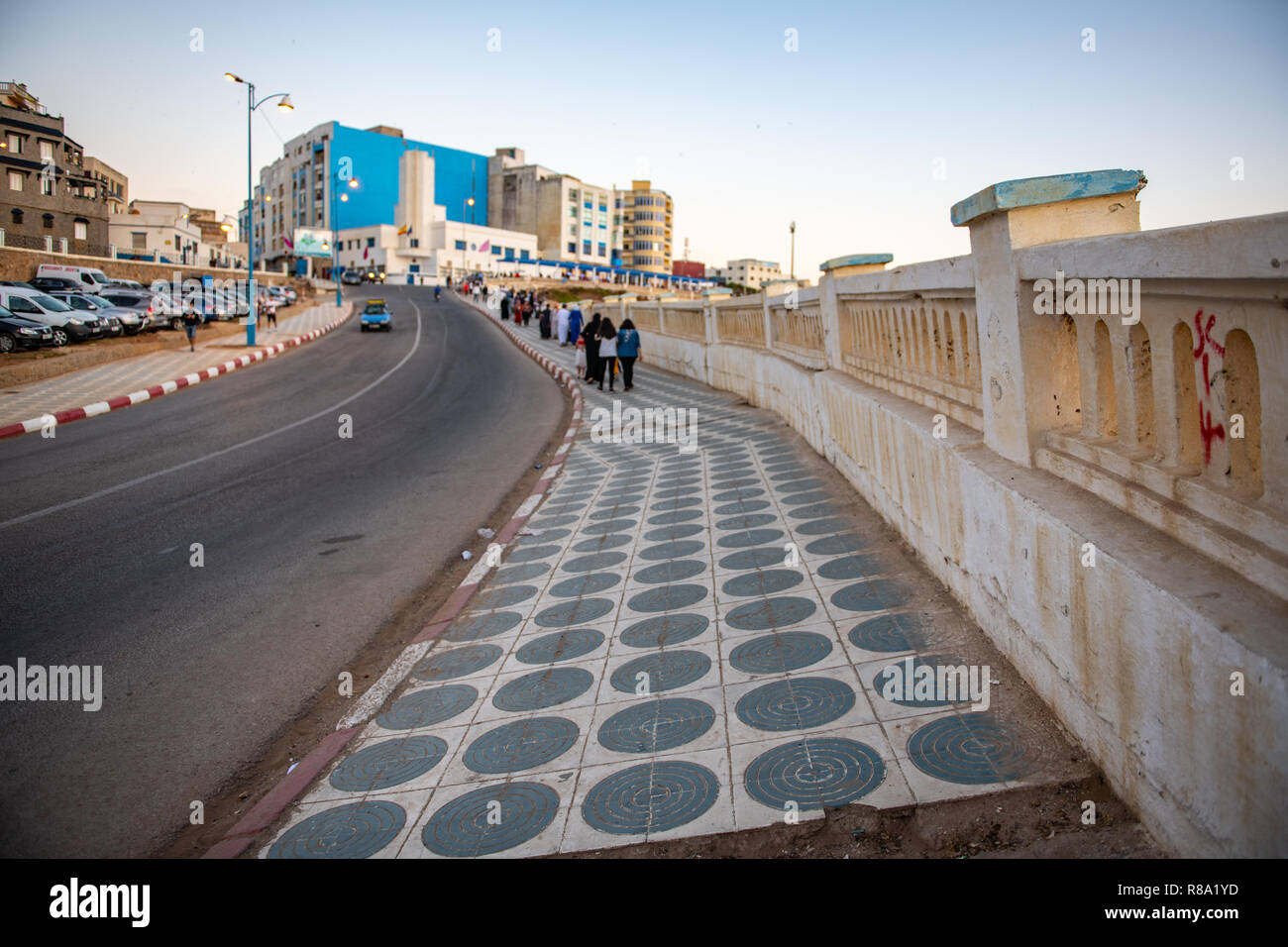 Route sinueuse et agrémentées de trottoir sur la côte de Larache, Maroc Banque D'Images