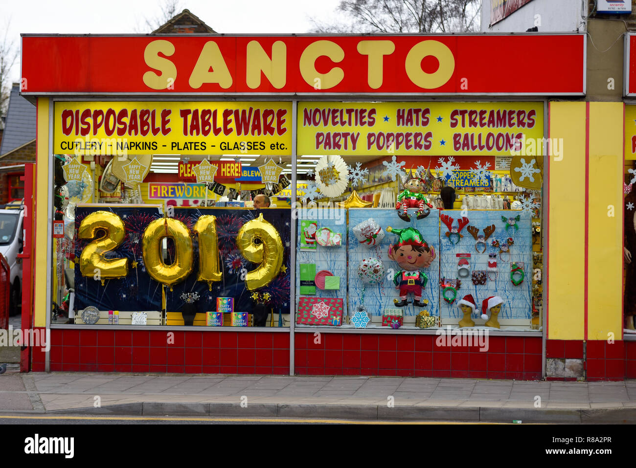 Sancto partie shop à Southend, Essex, UK avec 2019 ballons dans fenêtre. Nouvelle Année. Soirée du Nouvel an aluminium ballons. Nouveautés, des chapeaux, des banderolles Banque D'Images