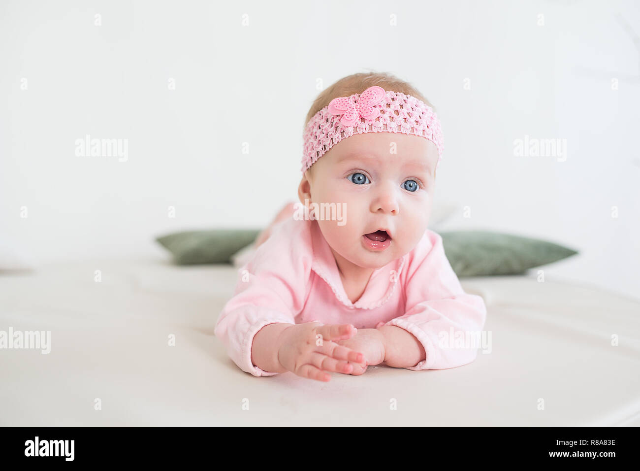 Bebe Couche Sur Le Ventre Sur Le Plancher Et A L Avant Belle Petite Fille En Rose Photo Stock Alamy