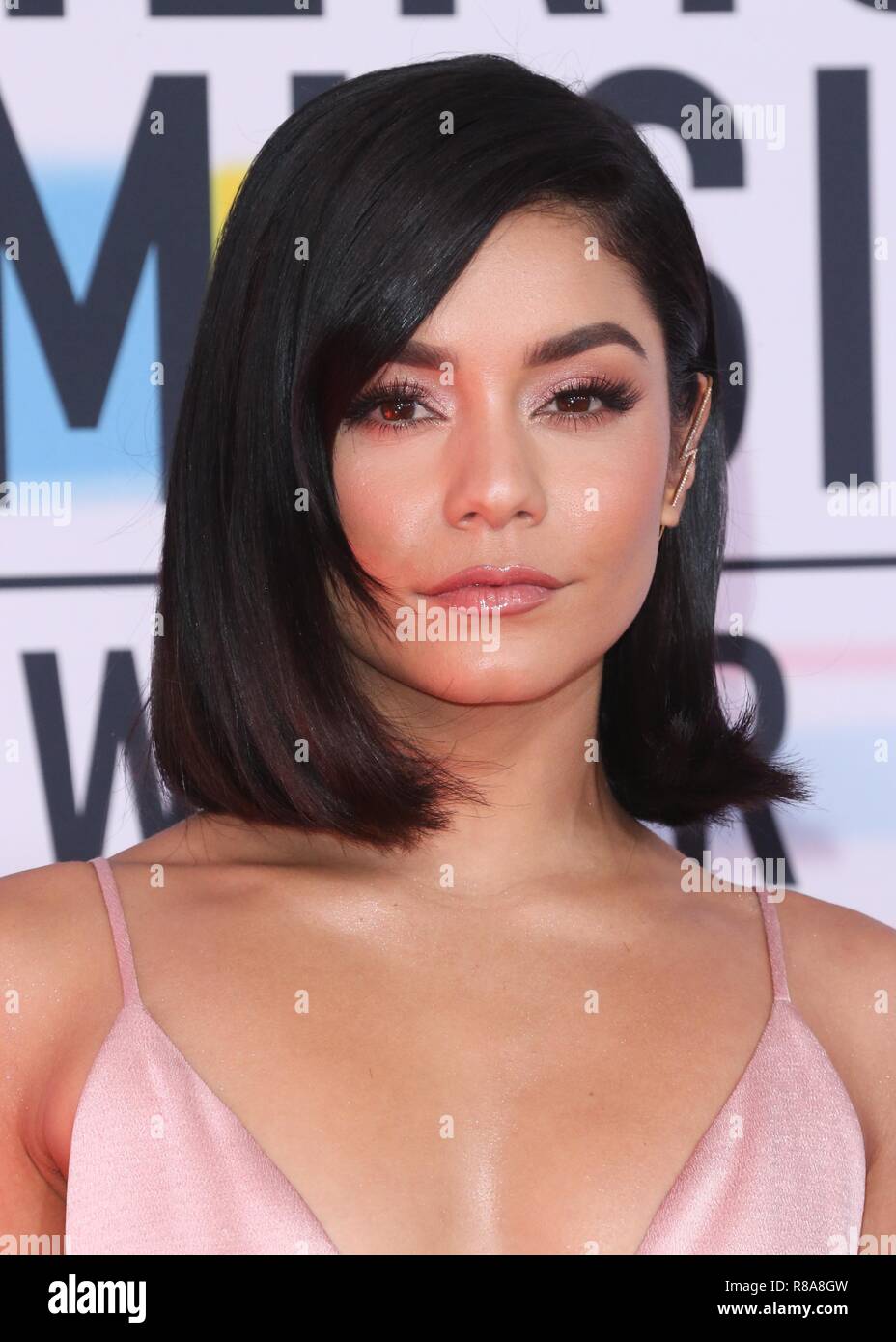 LOS ANGELES, CA, USA - 09 OCTOBRE : Vanessa Hudgens portant une robe Cushnie, Brian Atwood, chaussures et bijoux Katkim arrive à l'American Music Awards 2018 qui a eu lieu au Théâtre Microsoft L.A. Vivre le 9 octobre 2018 à Los Angeles, Californie, États-Unis. (Photo de David Acosta/Image Press Office) Banque D'Images