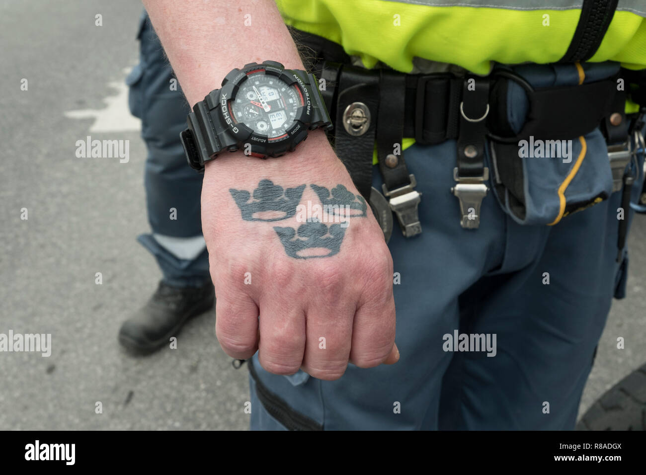 Homme avec tatouage sur la main, Stockholm, Suède. Banque D'Images