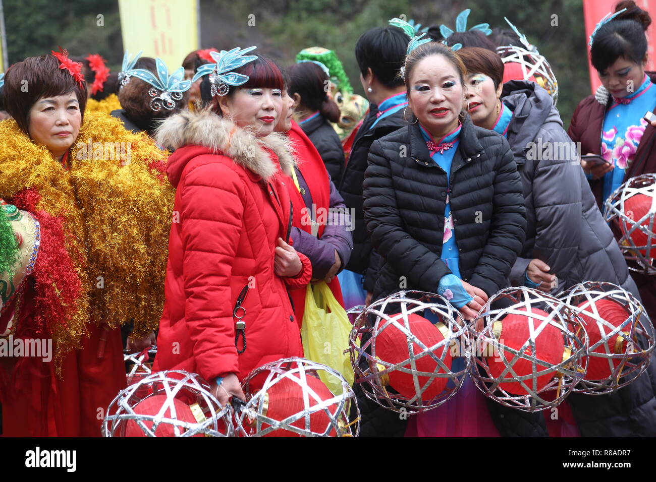 Les populations locales prennent part à une cérémonie du festival culturel de la sculpture sur pierre en Chine orientale, Family Hostel Gulangyu Island dans la province du Zhejiang, le 14 décembre 2018. Banque D'Images