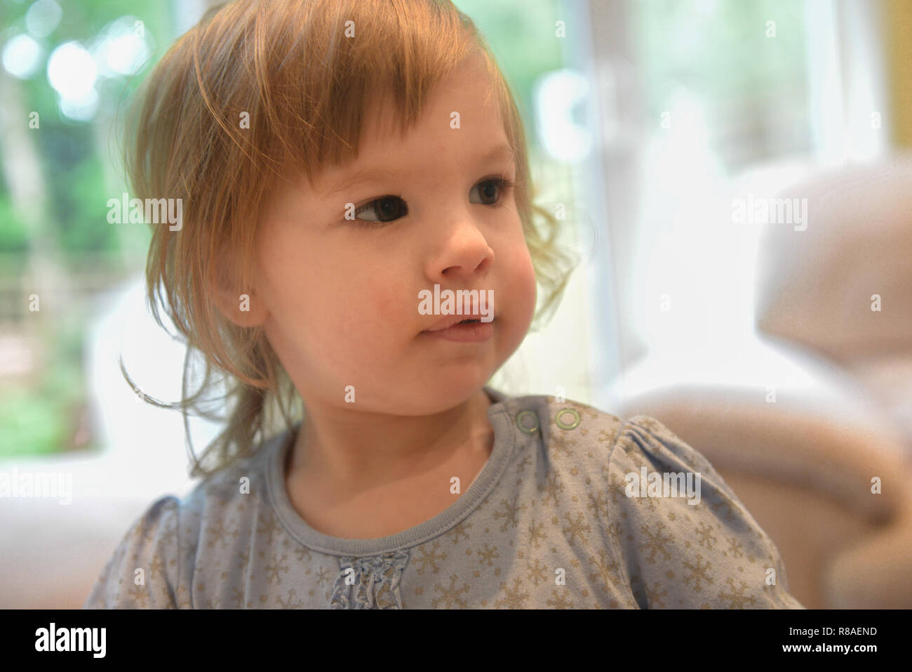 Portrait visage et des épaules de 2 ans. Banque D'Images