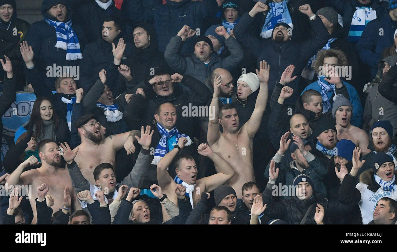 Prague, République tchèque. 13 Décembre, 2018. FC Zenit Saint-Pétersbourg soccer fans en action au cours de l'UEFA Europa League, Groupe, Groupe C, match entre SK Slavia Praha et le FC Zenit Saint-Pétersbourg, à Prague, en République tchèque, le 13 décembre 2018. Credit : Ondrej Deml/CTK Photo/Alamy Live News Banque D'Images