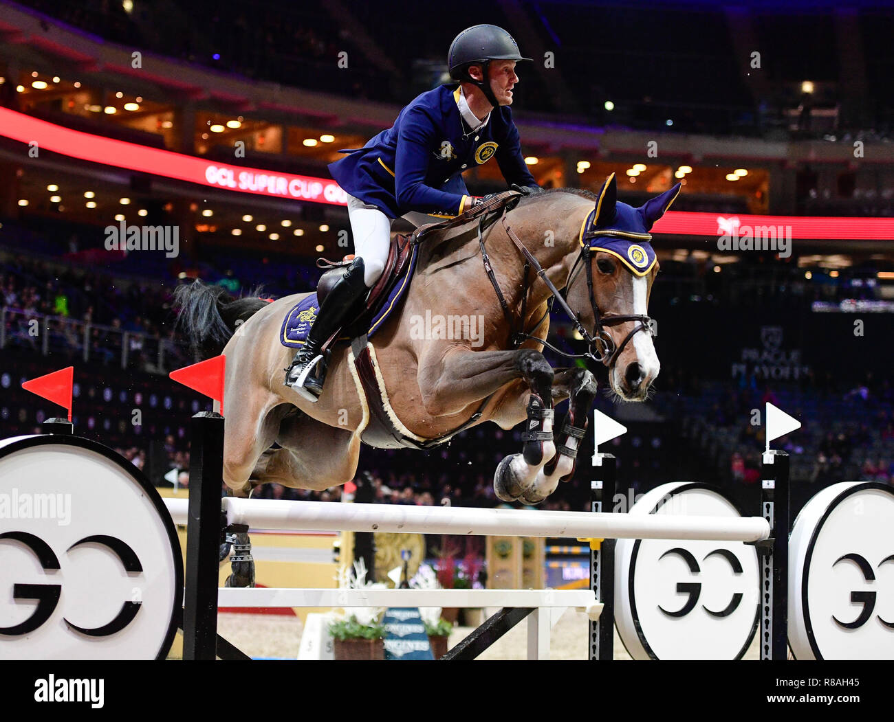 Prague, République tchèque. 13 Décembre, 2018. Niels Bruynseels sauteur de Prague au cours de la concurrence de l'équipe Lyon Ligue des champions mondiaux, concours de saut d'obstacles - GCL Super Cup, quart de finale, à Prague, en République tchèque, le 13 décembre 2018. Photo : CTK/Vondrous Romain Photo/Alamy Live News Banque D'Images