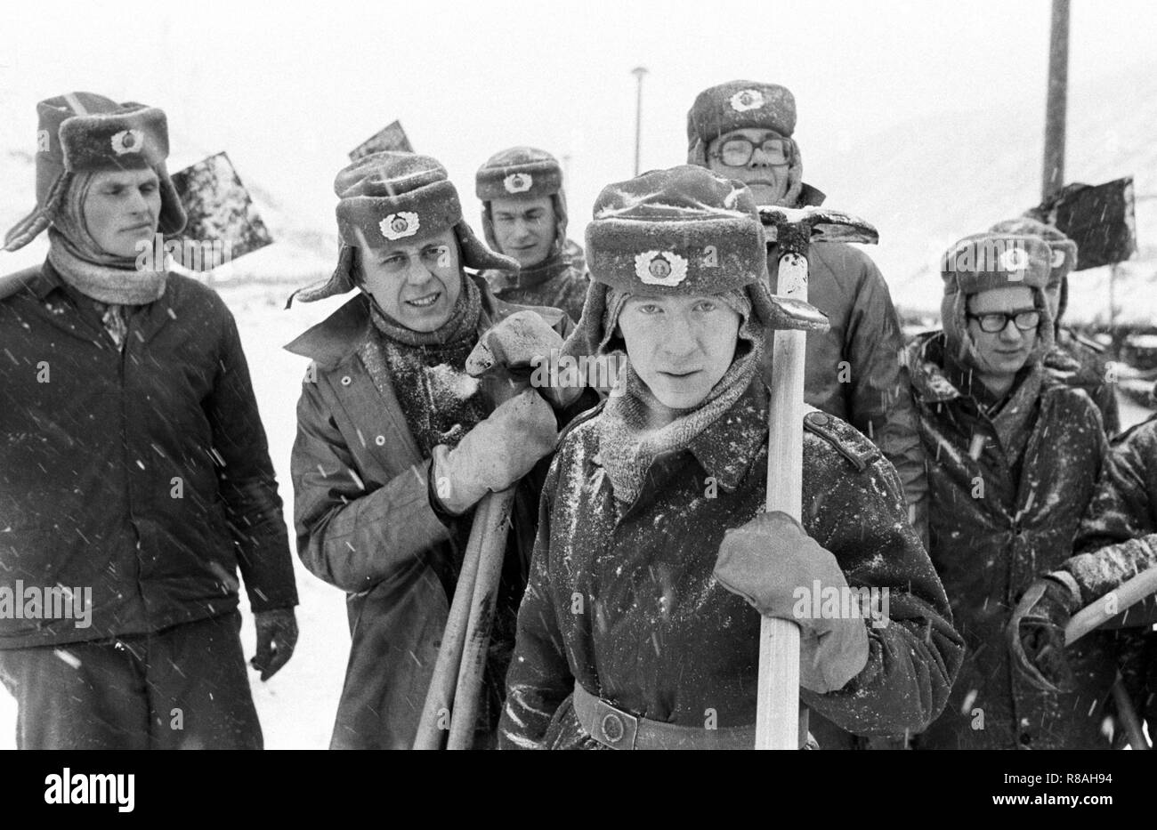 L'utilisation de soldats dans la mine à ciel ouvert d'euros près de Senftenberg dans l'ancien quartier de Cottbus (Brandebourg) le jour de l'an 31.12.1978. L'heure de la fin de l'année 1978/1979 est entré dans l'histoire de la RDA comme 'Disaster' d'hiver. En quelques heures, les températures ont chuté de doux 5 à moins 20 degrés, avec des chutes de neige importantes perturbant le trafic et de grandes parties de l'économie. Le givre s'arrêta les courroies de transport dans la mine à ciel ouvert et a permis à l'industrie du charbon à geler dans les wagons. - Pas d'utilisation BILDFUNK - Photo : Erich Schutt / dpa-Zentralbild / ZB | conditions dans le monde entier Banque D'Images