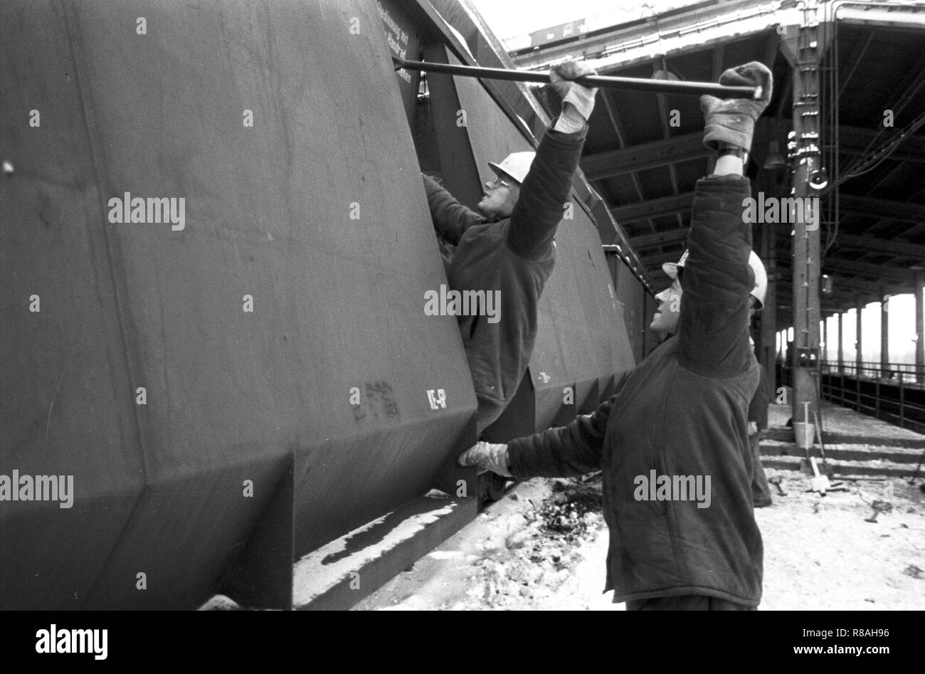 Au bunker du charbon de la brown coal power plant Vetschau dans l'ex-RDA sur Cottbus district 01.01.1979 soi-disant escadrons donnante dawith occupé l'exposition de la gelée dans les wagons de chemin de fer et de fonte charbon brut à la combustion du coke des paniers. L'heure de la fin de l'année 1978/1979 est entré dans l'histoire de la RDA comme 'Disaster' d'hiver. En quelques heures, les températures ont chuté de doux 5 à moins 20 degrés, avec des chutes de neige importantes perturbant le trafic et de grandes parties de l'économie. Le givre s'arrêta les courroies de transport et laisser le gel du charbon dans les wagons. Photo : Erich Schutt/dpa image centrale Banque D'Images