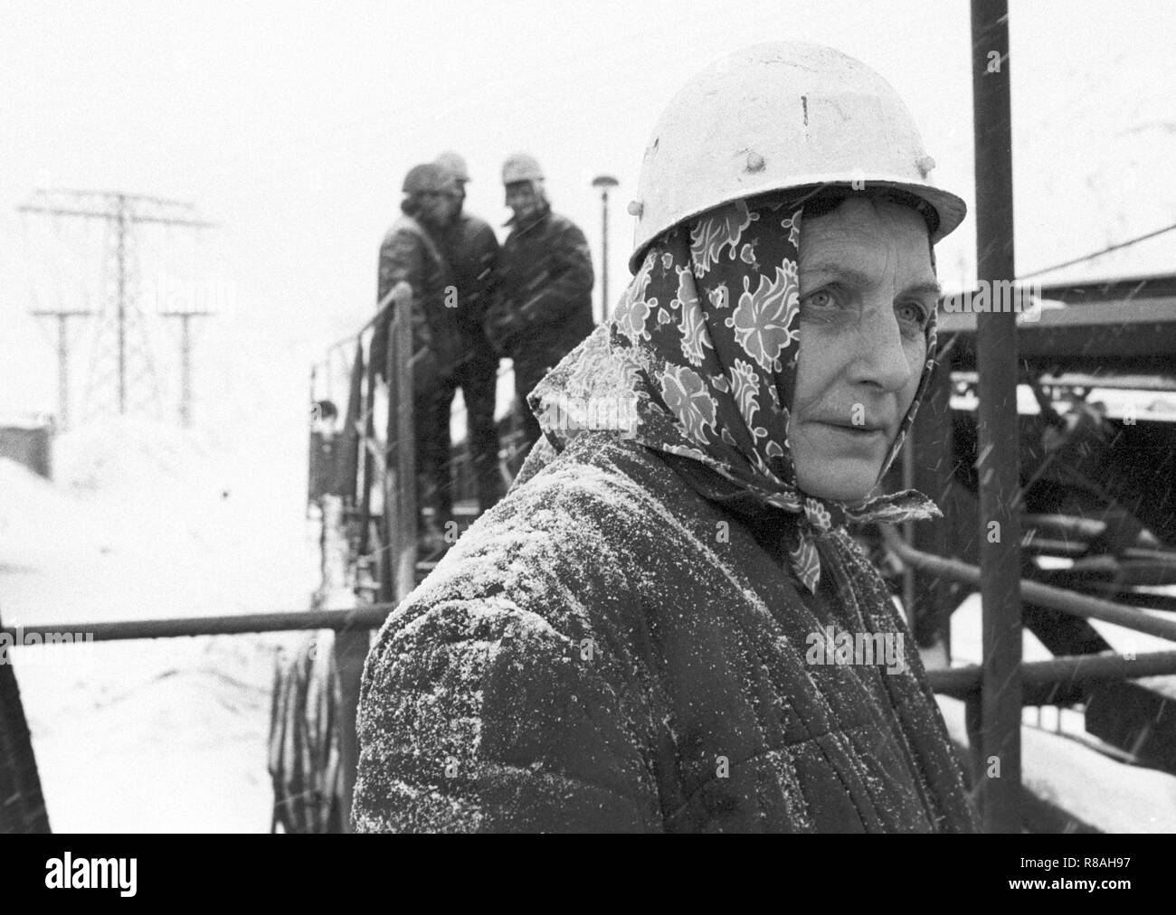 La neige dans le travailleur Meuros à ciel ouvert près de Senftenberg dans l'ancien quartier de Cottbus (Brandebourg) le jour de l'an 31.12.1978. L'heure de la fin de l'année 1978/1979 est entré dans l'histoire de la RDA comme 'Disaster' d'hiver. En quelques heures, les températures ont chuté de doux 5 à moins 20 degrés, avec des chutes de neige importantes perturbant le trafic et de grandes parties de l'économie. Le givre s'arrêta les courroies de transport dans la mine à ciel ouvert et a permis à l'industrie du charbon à geler dans les wagons. - Pas d'utilisation BILDFUNK - Photo : Erich Schutt / dpa-Zentralbild / ZB | conditions dans le monde entier Banque D'Images