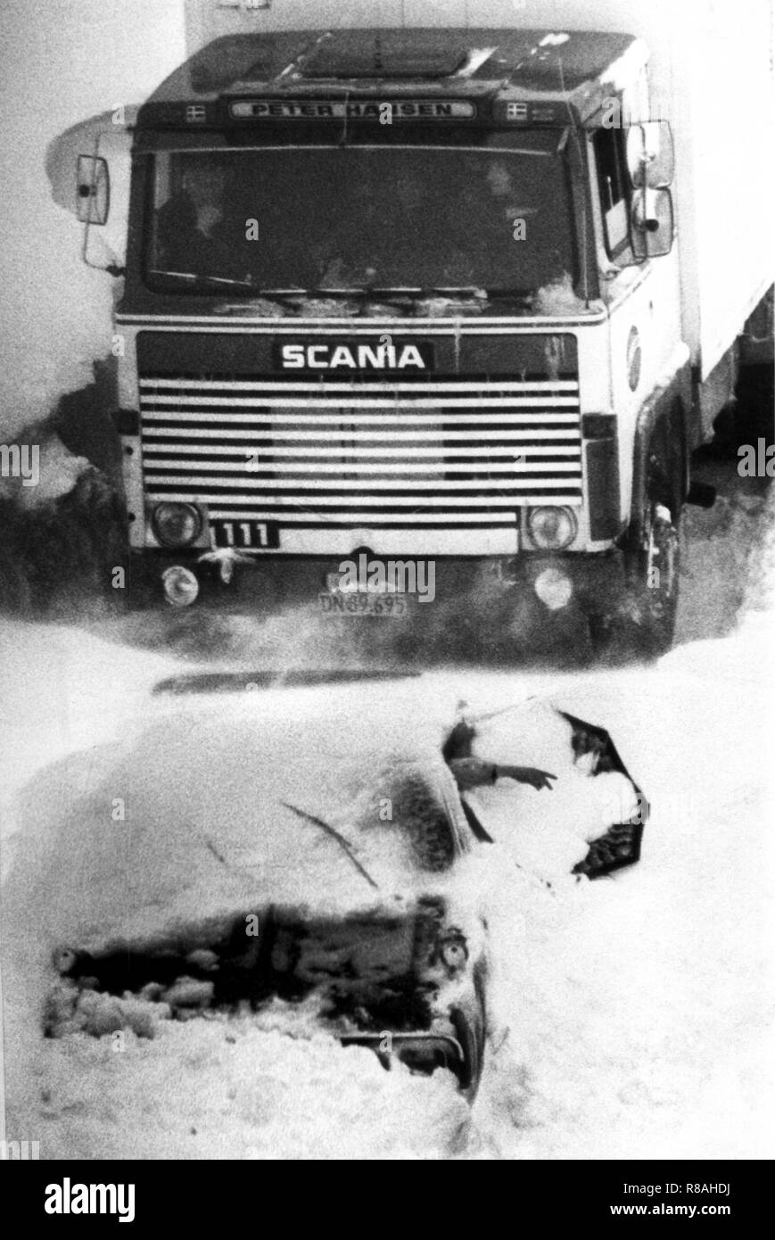 Un pilote fait une impression ici. Environ 100 personnes sont le 15 février 1979 avec des voitures et camions sur les locaux de l'Rastattatte Hamburg-Flensburg Brokenlande sur l'autoroute. La chute de température le 29 décembre 1978, conduit à un chaos de neige dans le nord de l'Allemagne, le nord de la RDA, le Danemark et le sud de la Suède. En partie le trafic et l'alimentation s'est effondré, localités ont été coupés du monde extérieur. Dans la République fédérale seulement, 17 personnes ont été tuées à cause de la neige le chaos. Le 14 février 1979 chute de neige dense et une gale-force tempête dans le nord de l'Allemagne a conduit à un autre snow Banque D'Images