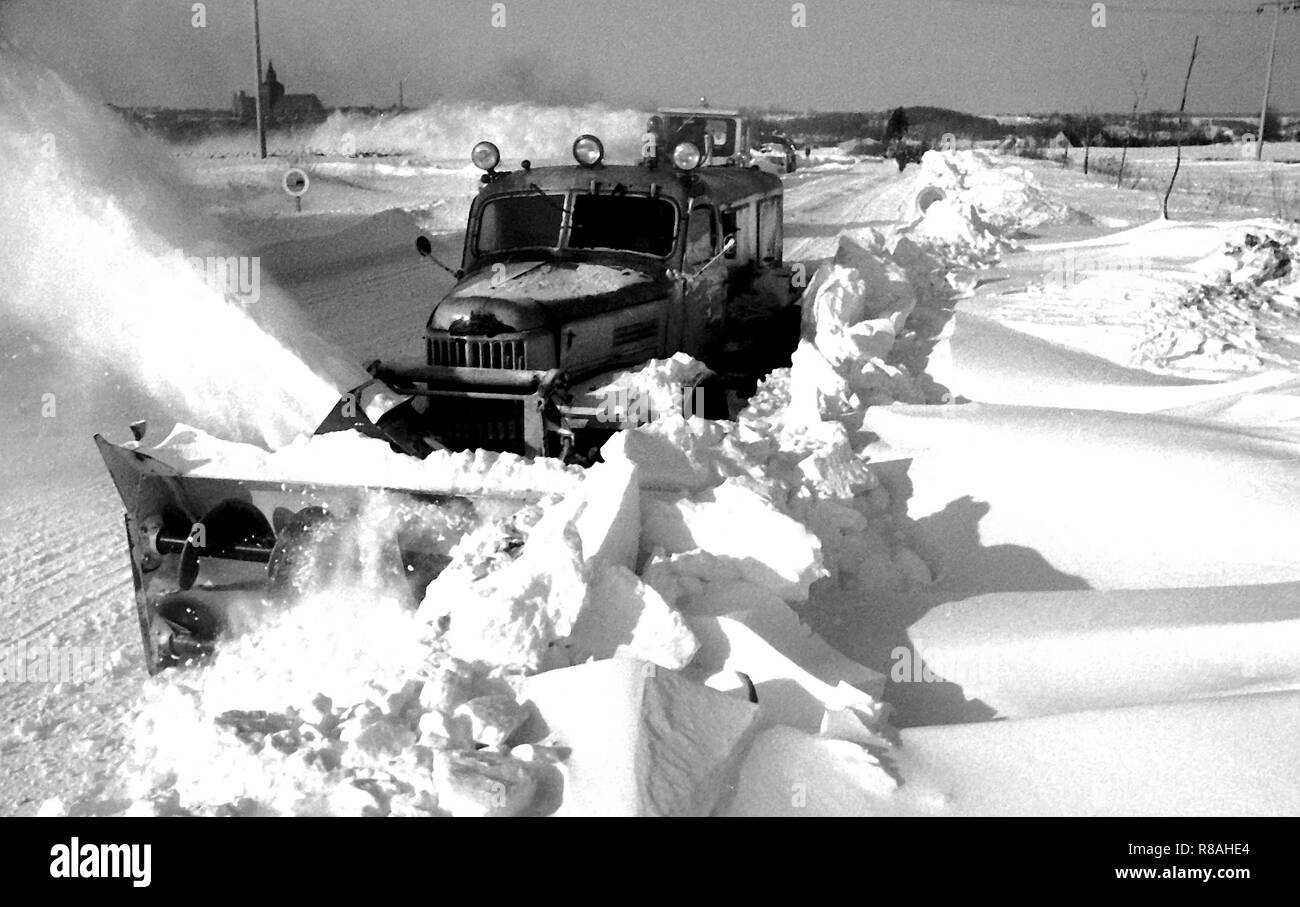 Les véhicules de la rue avec le service d'hiver, chasse-neige et Schneefrase faire un chemin à travers des congères d'un mètre de haut sur la route F96 entre Neubrandenburg et Altentreptow, prise le 16.02.1979. Après la première neige le chaos à la fin de 1978 ou au début de 1979, le deuxième hiver dans le nord suivie au mois de février. Photo : Benno Bartocha (c) afp - Rapport - mobilité pour l'utilisation dans le monde entier - BILDFUNK | Banque D'Images