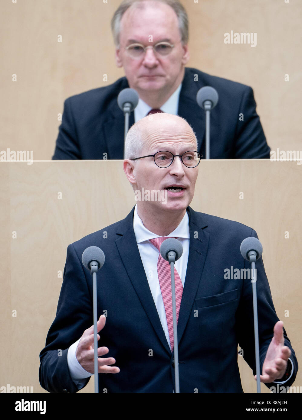 Berlin, Allemagne. 14 Décembre, 2018. Peter Tschentscher (SPD), premier maire de la Ville libre et hanséatique de Hambourg, prendra la parole lors de la session du Bundesrat. Dans la dernière session de l'année, la chambre régionale enfin traite de plusieurs lois de la grande coalition, y compris le serrage du frein de la location, plus une formation complémentaire, l'augmentation des contributions aux soins infirmiers en 2019, le report de l'interdiction de la castration des porcelets anesthésiés. Credit : Kay Nietfeld/dpa/Alamy Live News Banque D'Images