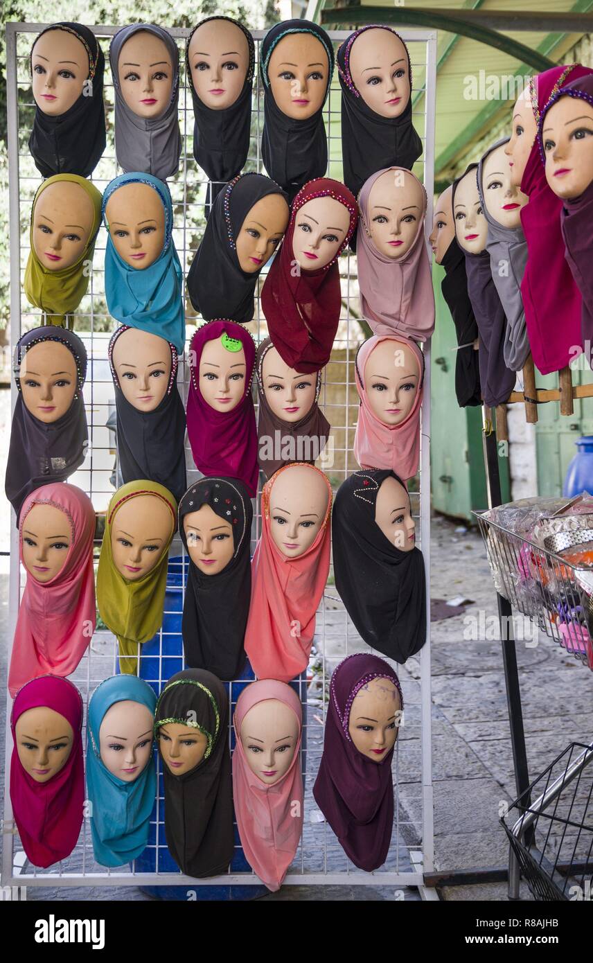 Nazareth, Israël. 29 Oct, 2018. Un magasin de mode dans la vieille ville de Nazareth offre une grande variété de foulards (Dschilbab). La ville dans le nord d'Israël, qui a une histoire biblique, est en grande partie habitée par les Arabes. (29 octobre 2018) | dans le monde entier : dpa Crédit/Alamy Live News Banque D'Images