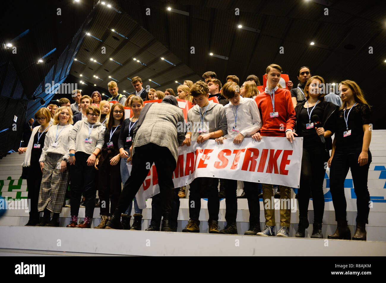 Les étudiants polonais sont vues tenant une bannière au cours de la protestation à l'ONU COP24 conférence sur le changement climatique. Les étudiants polonais, une manifestation en solidarité avec un 15-year-old Greta Thunberg, un activiste climatique qui protestait contre l'extérieur du parlement de la Suède refuse d'aller à l'école et en appelant les hommes politiques à prendre au sérieux les questions climatiques. Banque D'Images