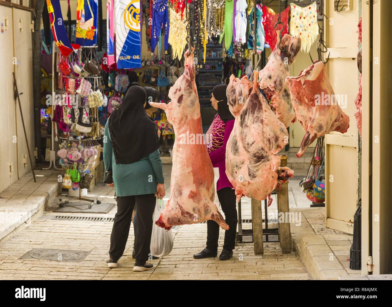 Nazareth, Israël. 29 Oct, 2018. Une femme Arabe promenades à travers la vieille ville de Nazareth. Les ruelles sont bordées de nombreuses boutiques et des commerçants. (29 octobre 2018) | dans le monde entier : dpa Crédit/Alamy Live News Banque D'Images