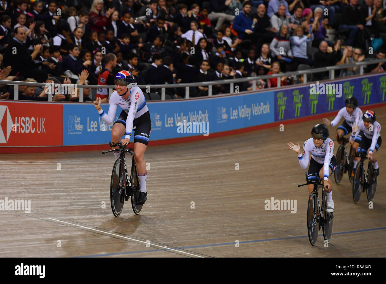 Londres, Royaume-Uni. 14 Décembre, 2018. ARCHIBALD Katie, Elinor BARKER, Eleanor Dickinson et Kenny Laura (GBR) en poursuite féminine se qualifier durant Tissot la Coupe du Monde de Cyclisme sur Piste UCI IV à Lee Valley VeloPark Vendredi, 14 décembre 2018. Londres en Angleterre. (Usage éditorial uniquement, licence requise pour un usage commercial. Aucune utilisation de pari, de jeux ou d'un seul club/ligue/dvd publications.) Crédit : Taka Wu/Alamy Live News Banque D'Images