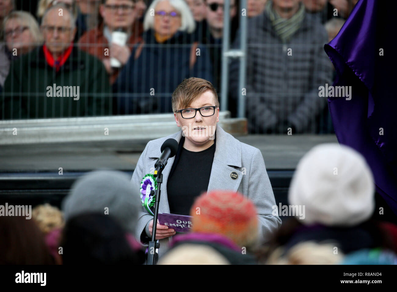 Manchester, UK. 14 décembre 2018. Des centaines d'assister au dévoilement d'une statue de Suffragette Emmeline Pankhurst par sculpture designer Hazel Reeves. La journée marque 100 ans depuis que les femmes ont obtenu le droit de vote.Manchester, Royaume-Uni, le 14 décembre 2018 Crédit : Barbara Cook/Alamy Live News Banque D'Images