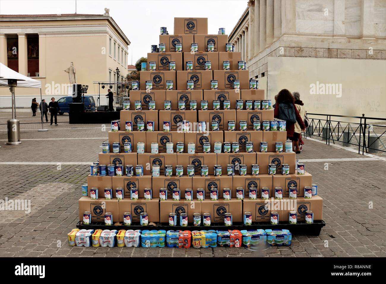 Athènes, Grèce. 14 Décembre, 2018. Les boîtes de lait, des aliments avec la médecine et d'autres nécessités vu réunis ensemble pour faire un arbre de Noël au cours de l'événement.Médicaments Du Monde l'organisme sans but lucratif se sont réunis avec les boîtes de lait, de nourriture et d'autres nécessités de la médecine pour les personnes dans le besoin de faire un arbre de Noël d'eux. Credit : Helen Paroglou SOPA/Images/ZUMA/Alamy Fil Live News Banque D'Images