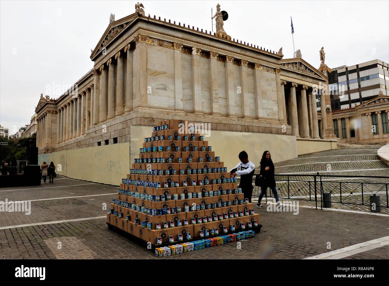 Athènes, Grèce. 14 Décembre, 2018. Les boîtes de lait, des aliments avec la médecine et d'autres nécessités vu réunis ensemble pour faire un arbre de Noël au cours de l'événement.Médicaments Du Monde l'organisme sans but lucratif se sont réunis avec les boîtes de lait, de nourriture et d'autres nécessités de la médecine pour les personnes dans le besoin de faire un arbre de Noël d'eux. Credit : Helen Paroglou SOPA/Images/ZUMA/Alamy Fil Live News Banque D'Images