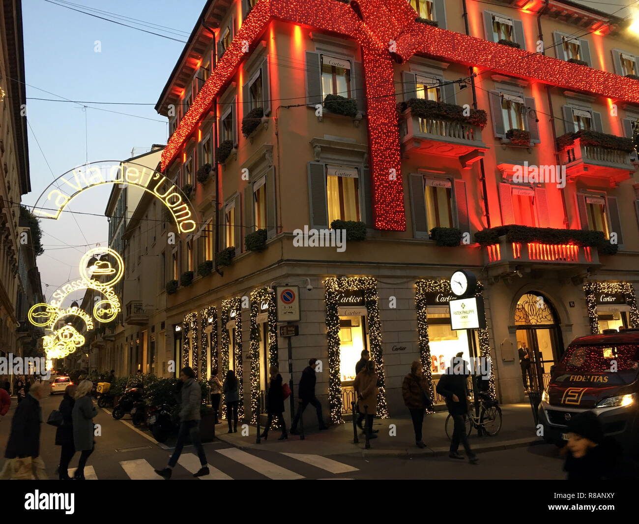 Milan, les lumières de Noël et des décorations dans les rues du quartier de  la mode et des décorations de Noël pour des boutiques de luxe et les rues  du quadrilatère de