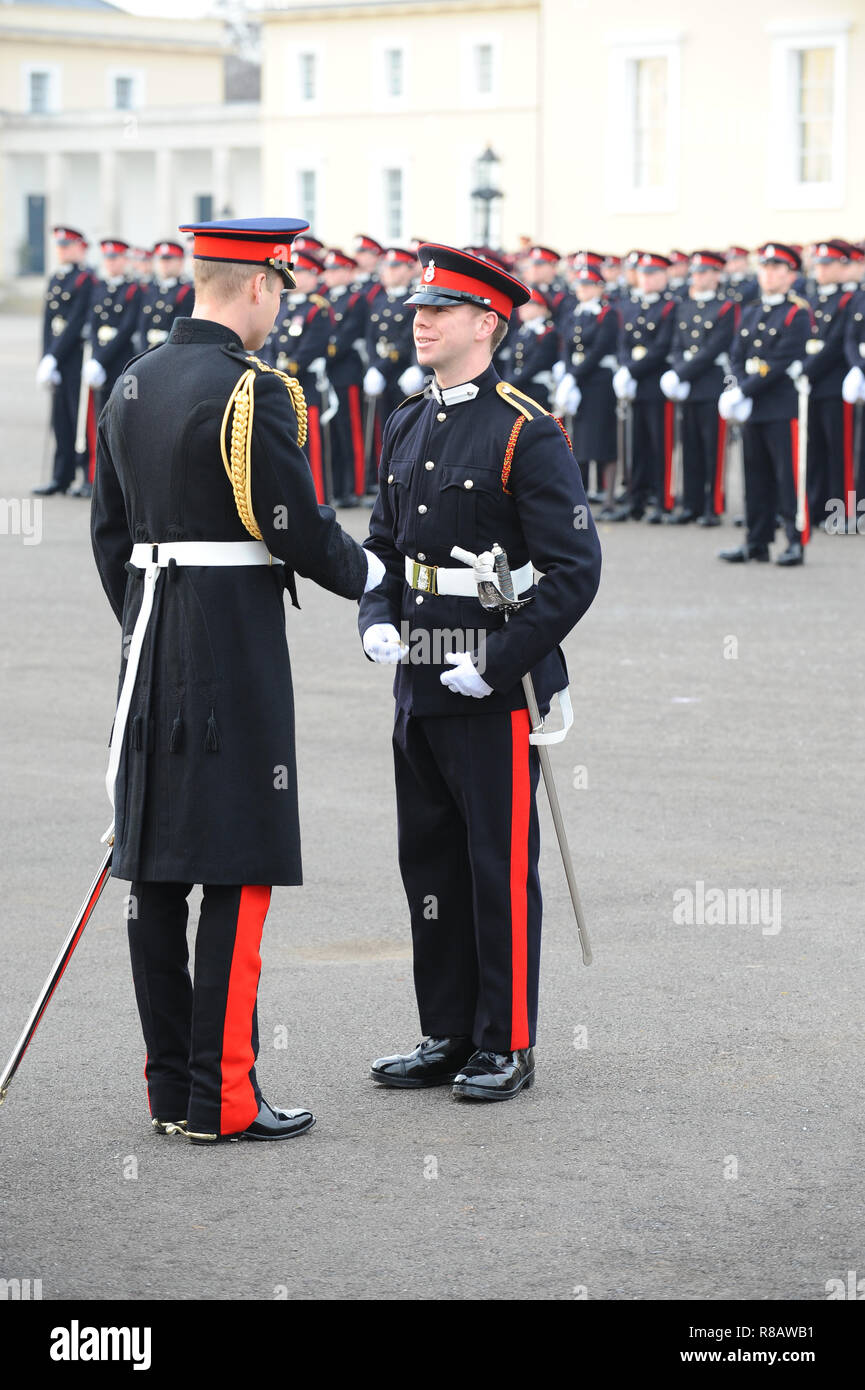 Le duc de Cambridge, le Prince William vu représentant Sa Majesté la Reine en tant que l'agent chargé de l'examen au défilé du souverain. Le défilé du souverain à la fin de chaque terme marque l'évanouissement de Sandhurst des élèves-officiers qui ont suivi le cours de mise en service. La parade marquera la fin d'une année de formation intensive de 169 élèves-officiers du Royaume-Uni et 25 de 19 pays outre-mer Académie Royale Militaire de Sandhurst. Banque D'Images